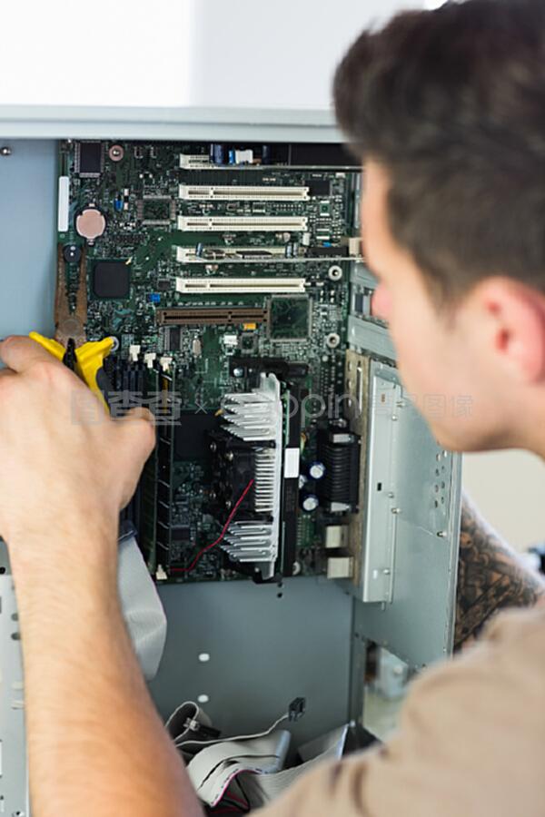 巧手修电脑 计算机工程师的钳子艺术